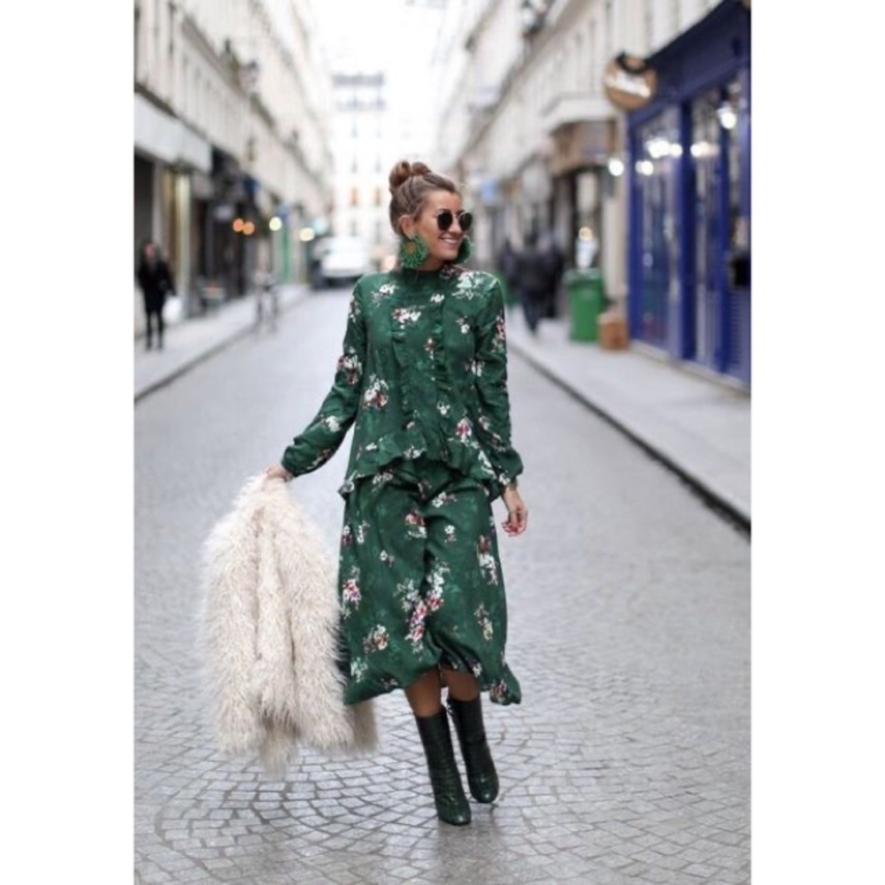 Long sleeve vintage-inspired midi dress